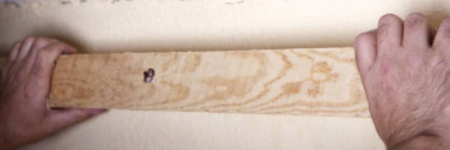 Plank gelijmd aan muur